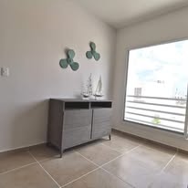 Alberca frente a edificios