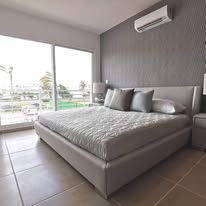 Vista del desarrollo con alberca y palmeras