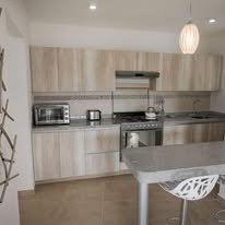 Recámara principal moderna con vista